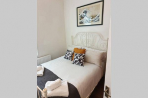 South Shield's Hidden Gem Garnet 3 Bedroom Apartment sleeps 6 Guests